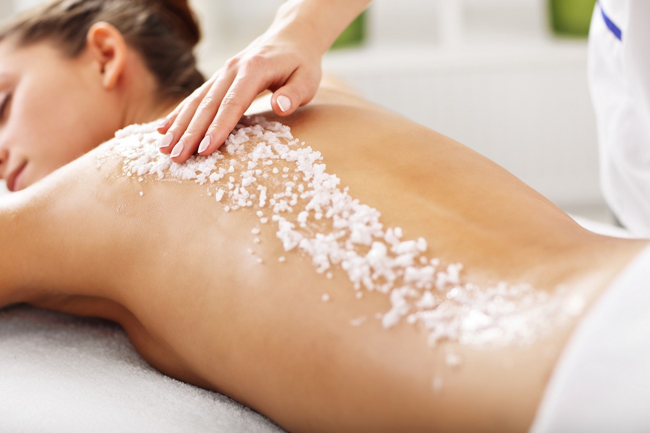 Beautiful woman having exfoliation treatment in spa Formation thalasso ecole thalgo